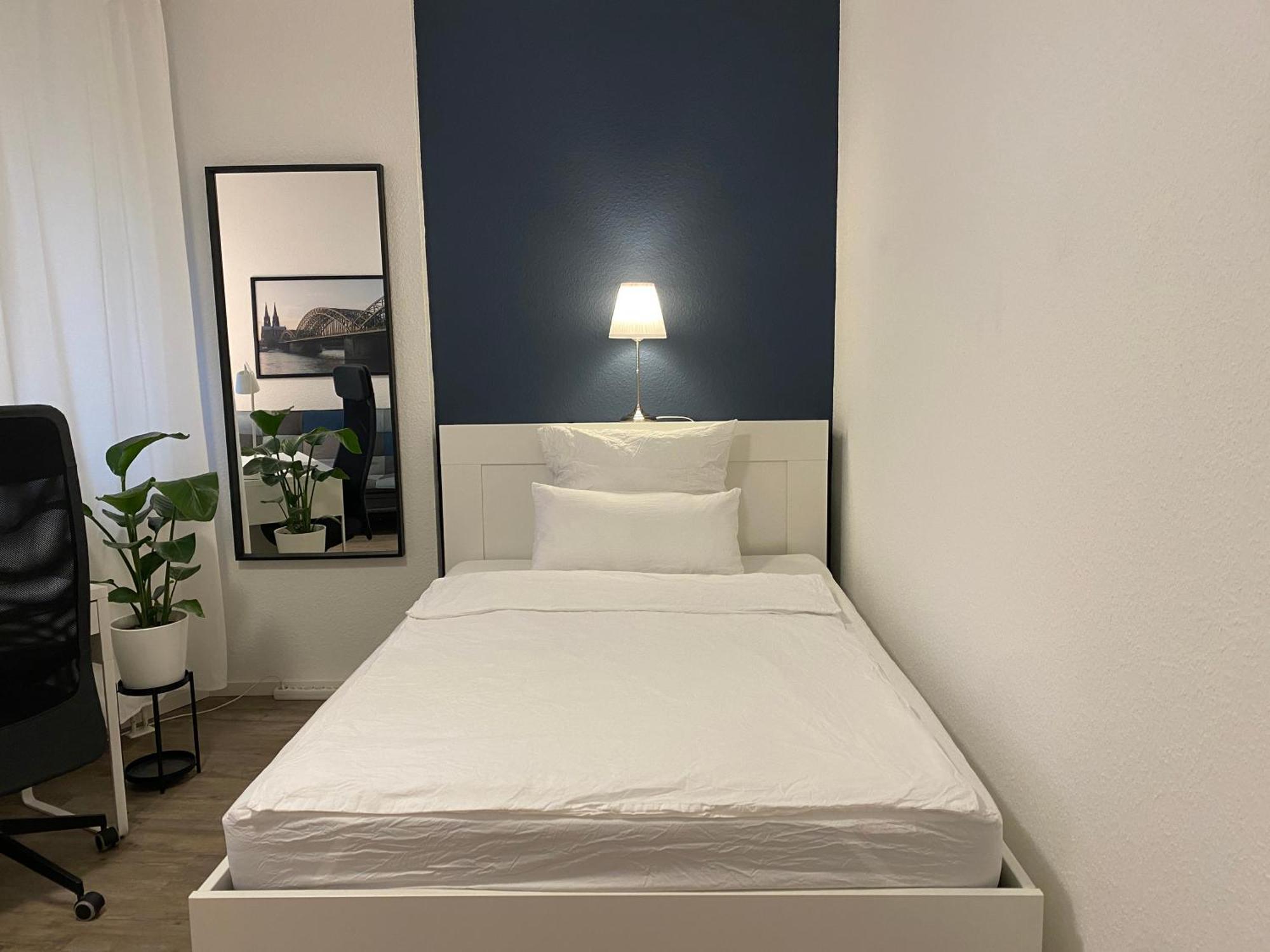 Shared In Former Hotel, Near Train Station, Fully Equipped Kitchen With Washer-dryer Privatunterkunft Hürth