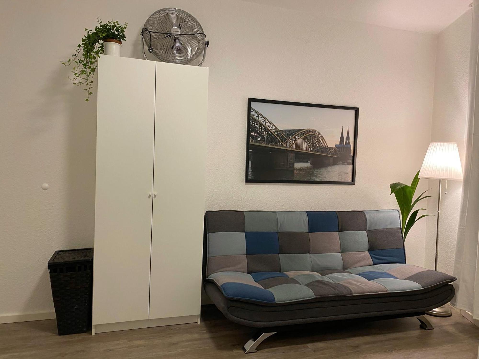 Shared In Former Hotel, Near Train Station, Fully Equipped Kitchen With Washer-dryer Hürth