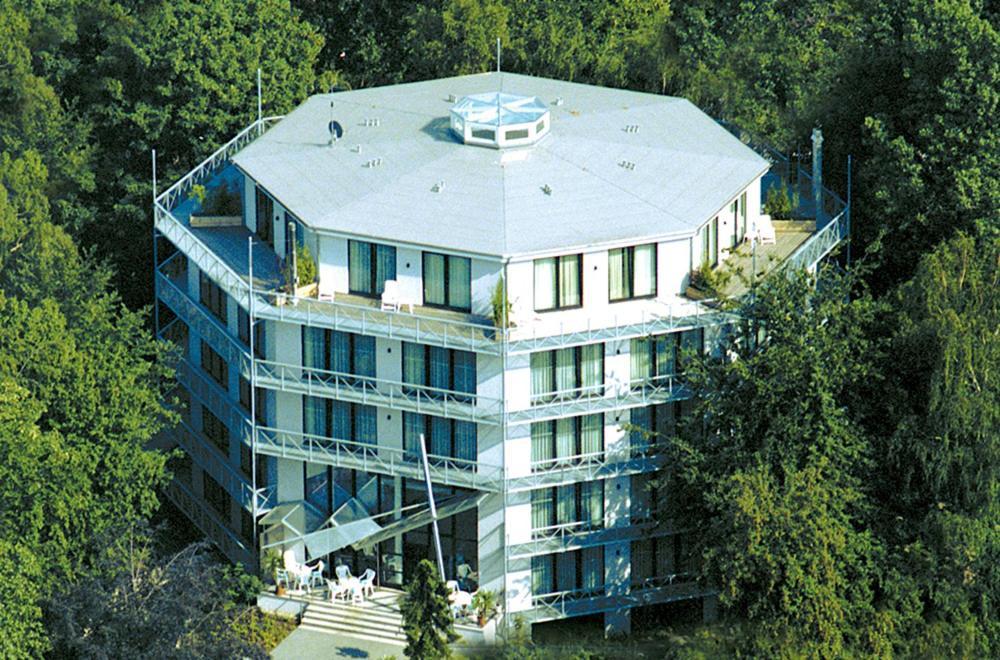 Shared In Former Hotel, Near Train Station, Fully Equipped Kitchen With Washer-dryer Hürth