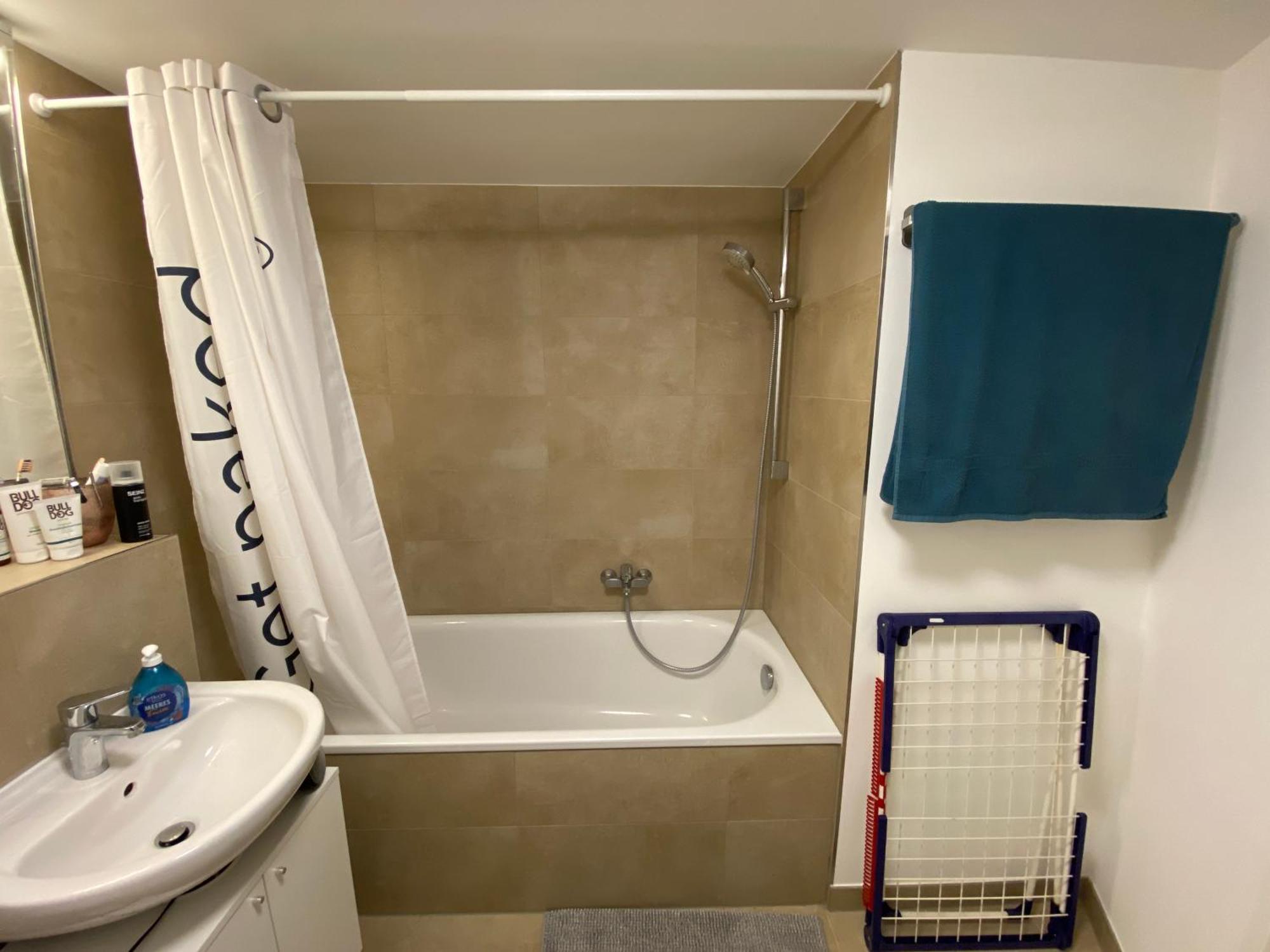 Shared In Former Hotel, Near Train Station, Fully Equipped Kitchen With Washer-dryer Privatunterkunft Hürth